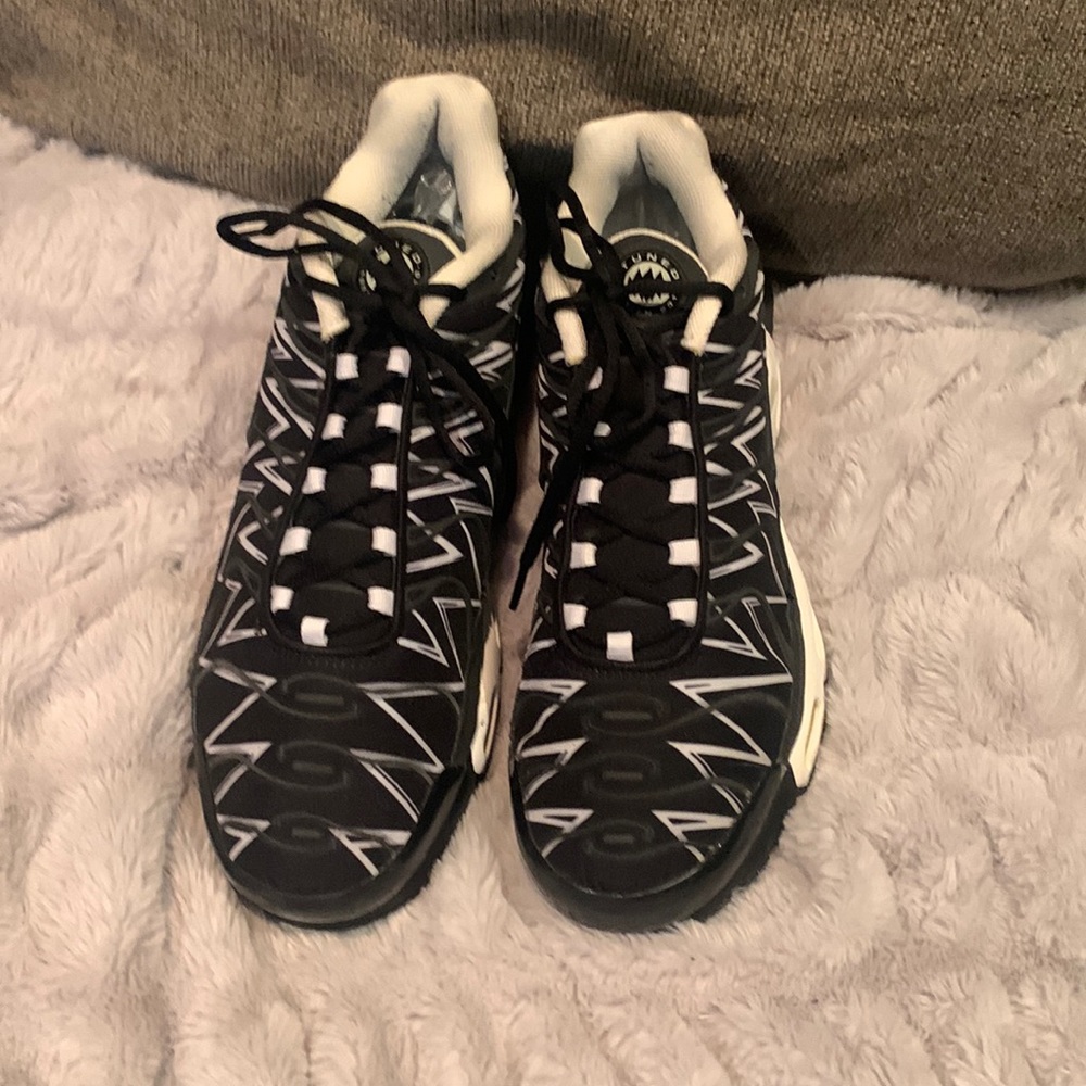 Nike Air Max Plus TN Shoes Black
Shark Black White AJ6311-001
Men's size 12